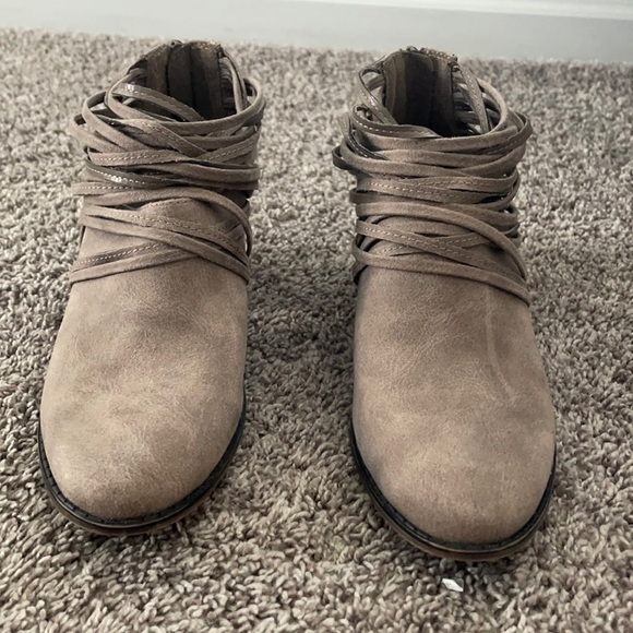 Fergalicious by Fergie women’s bootie size 8.5 Barley Doe - Picture 1 of 13